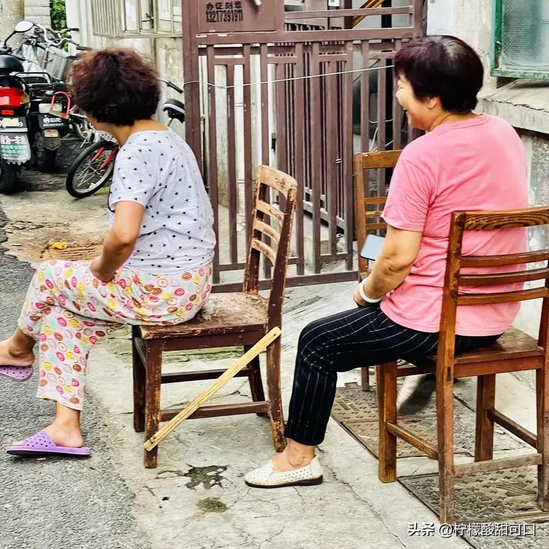最近小区里穿睡衣散步的姐妹越来越多了，这可不是邋遢，而是一种生活态度的转变。
