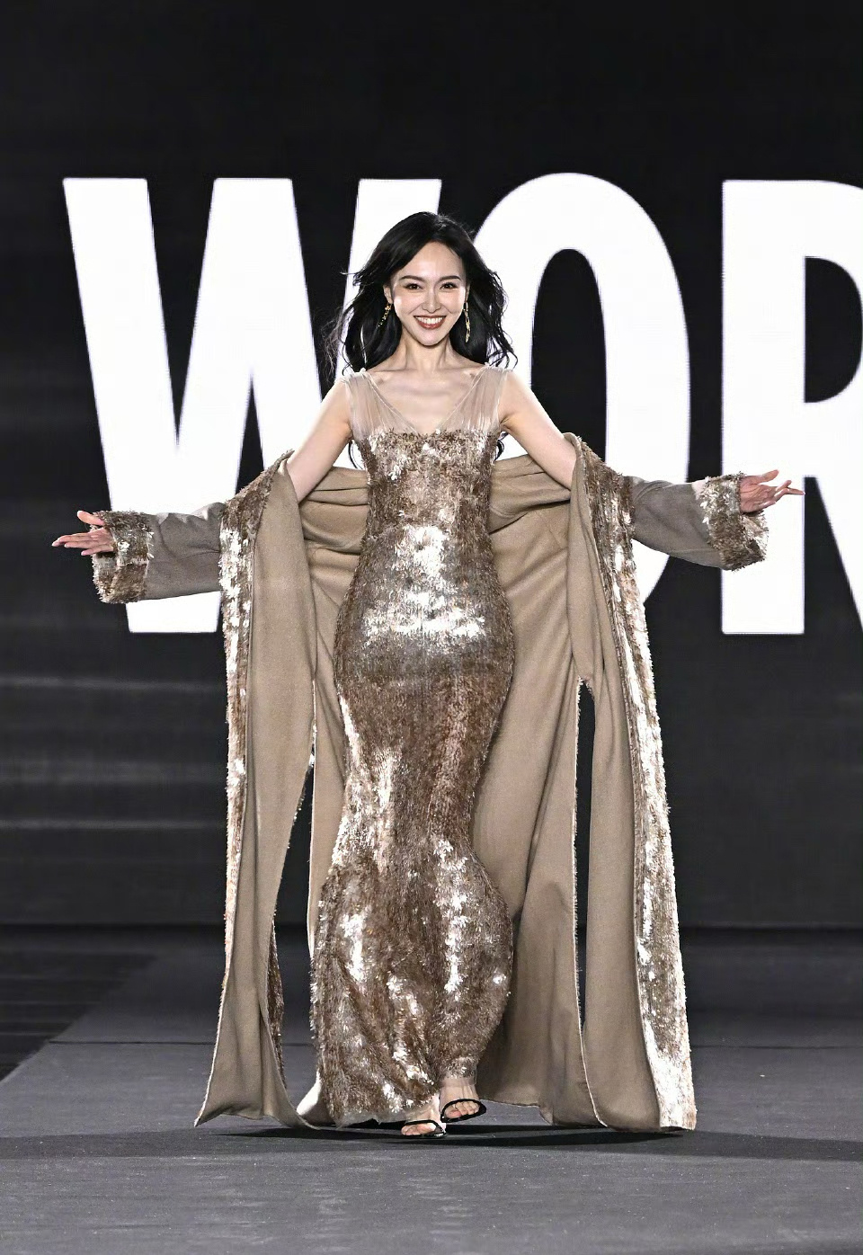 #唐嫣走秀wink#  唐嫣走秀这一段，溢出屏幕的大方自信美丽，糖糖的光芒大方展