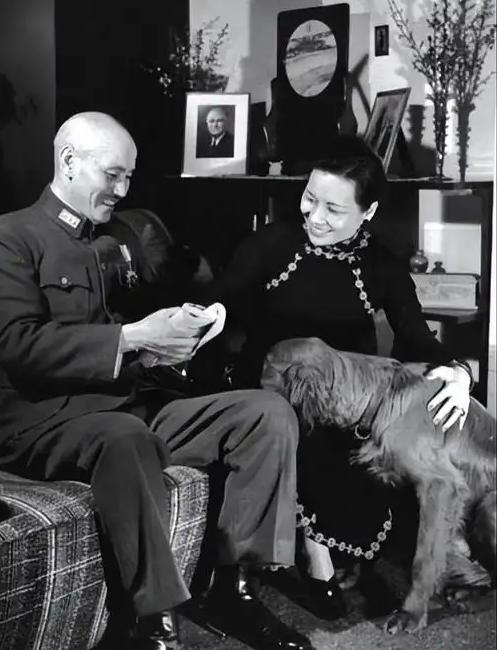1943年，宋美龄在她大姐家养病，蒋介石不甘寂寞，就在这段时间有了外遇。这个女子
