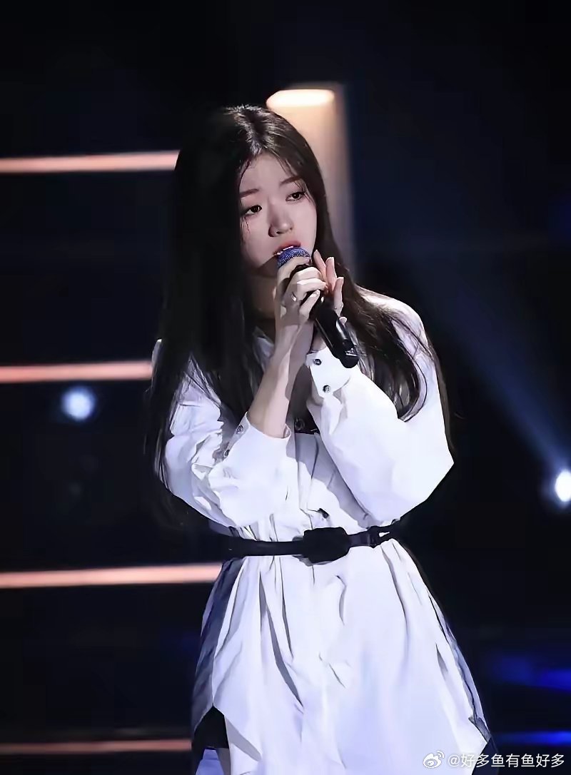 我问朋友，单依纯为什么非要唱那首没授权的歌？他叹了口气说，还能为什么，赌你不敢告