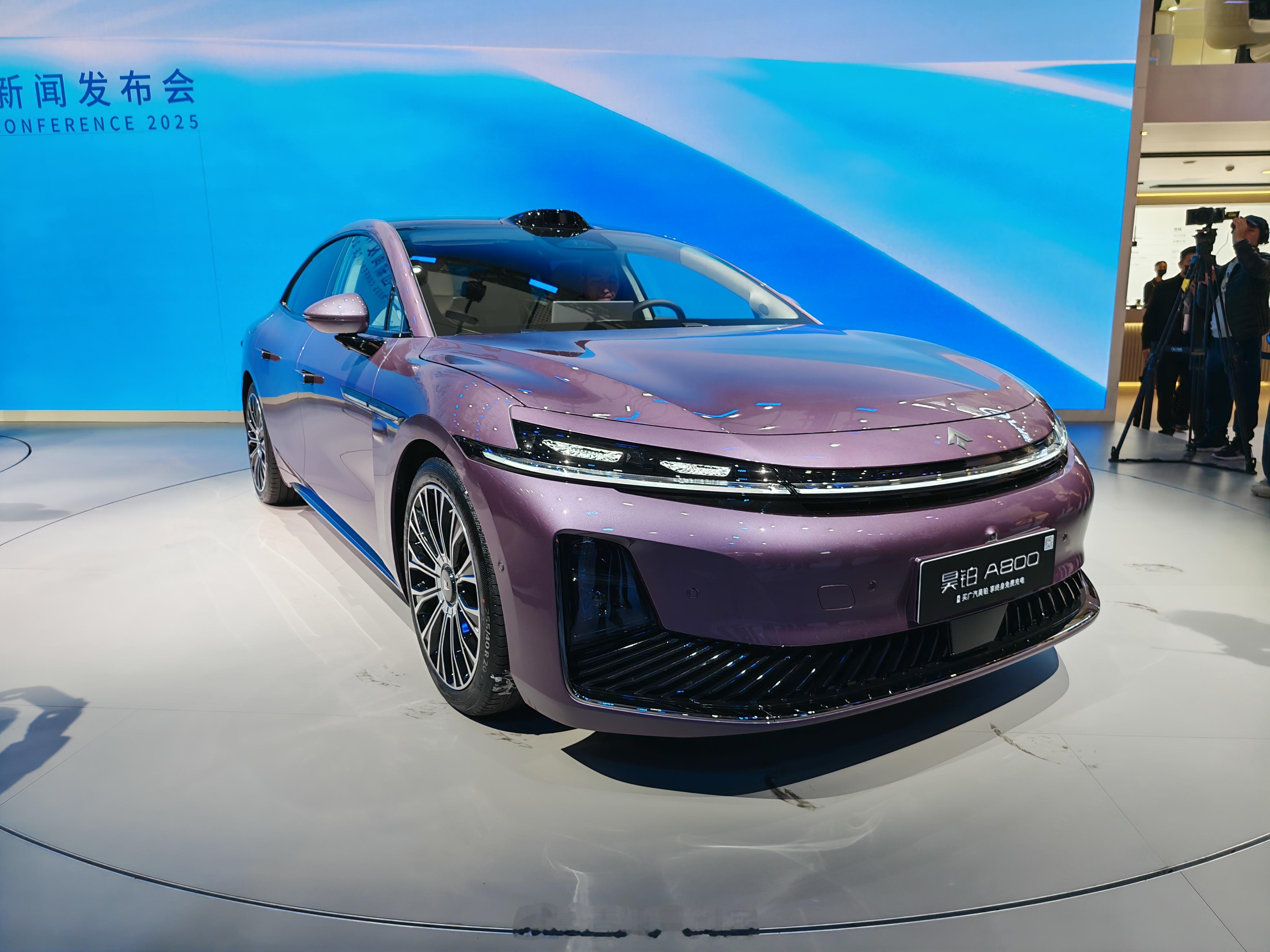 广汽终于能干点正事昊铂A800内饰质感比之前都要好不少，是那种大家都喜欢的新能源