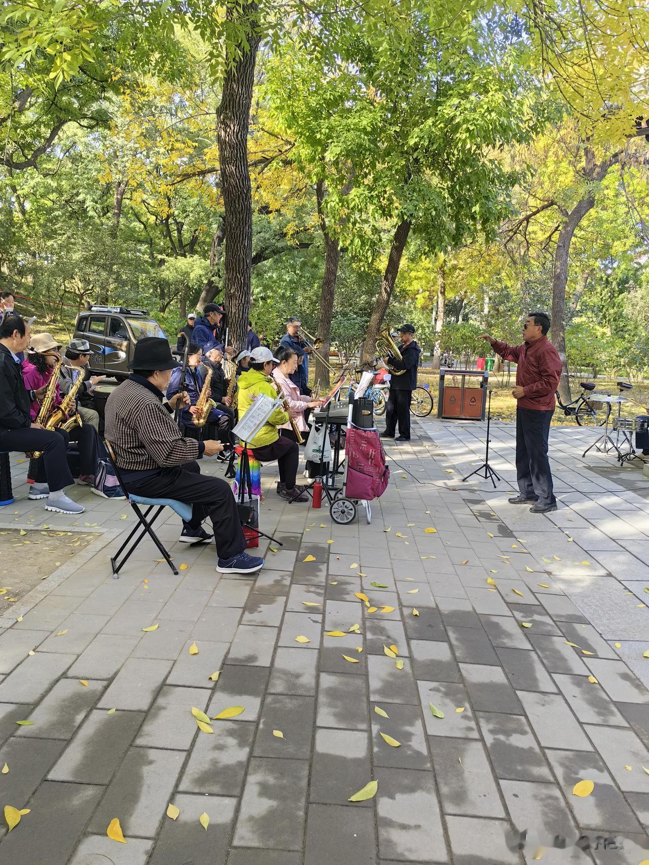 #记录我的2023#北京的老年人，大概都知道怎么才能活出个洒脱。

只要是身体没