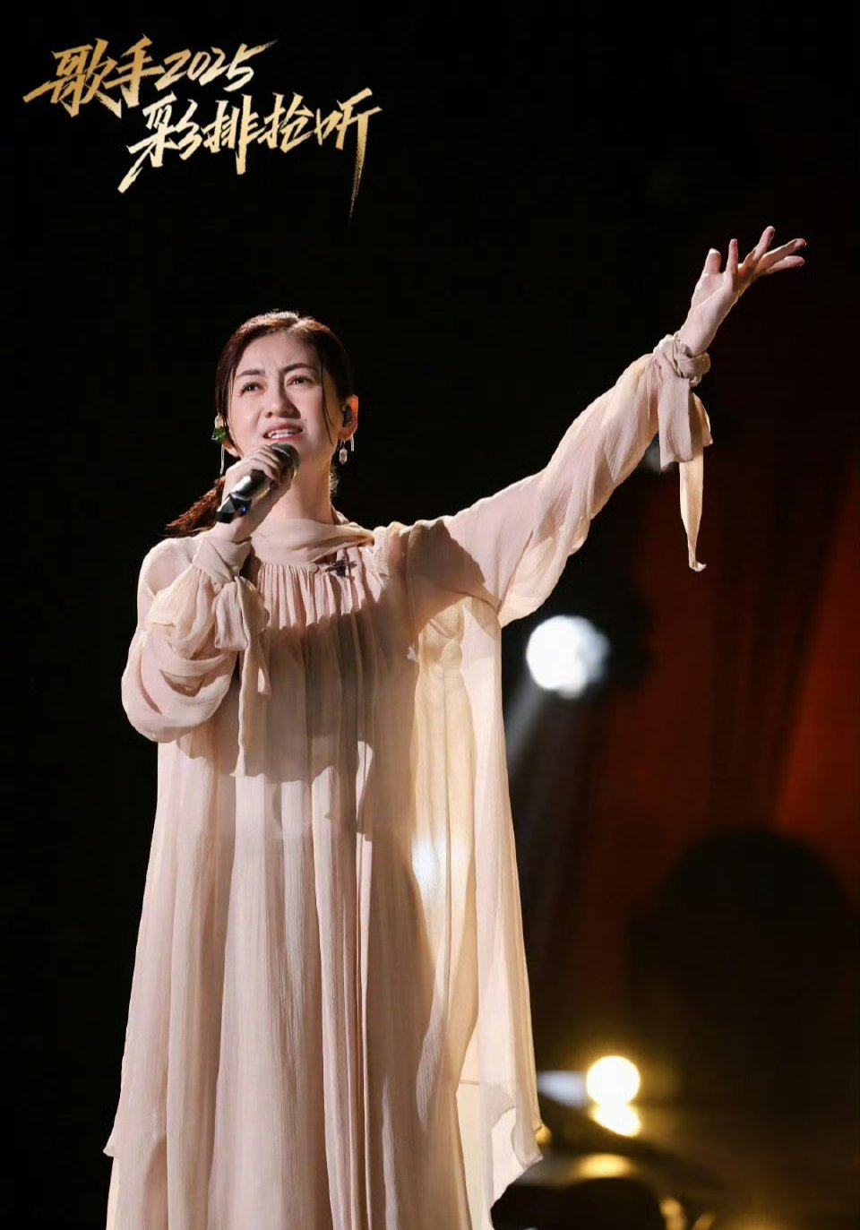 者来女 谢娜哈哈哈哈看这个词条以为谢娜真来歌手了，点进去一看原来不是，歌手要是娜