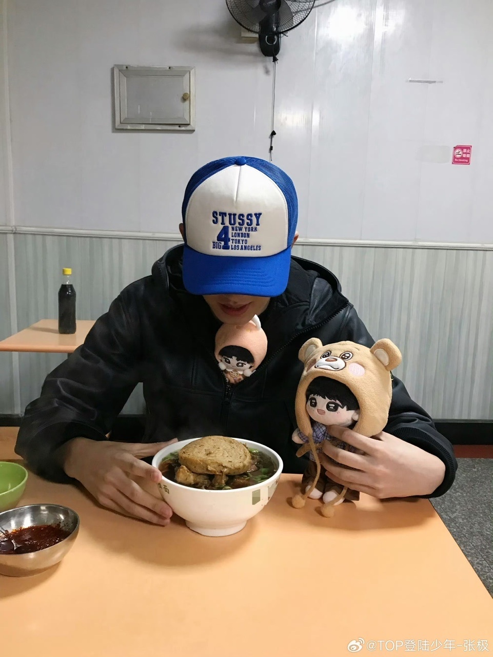 娱乐张极带娃吃面张极带娃一起吃个面张极带娃 