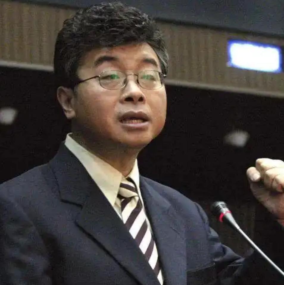 台湾著名媒体人邱毅说，赖清德嘴上把“台独”挂在嘴边，背地里居然还幻想着成为统一之