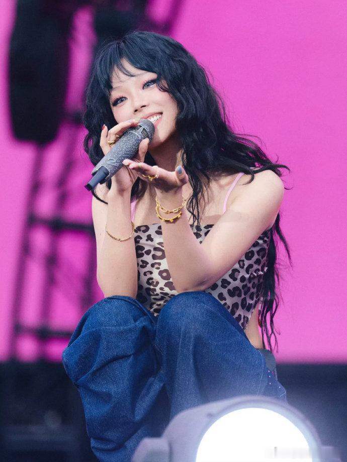 为舞台带来嘻哈新风，万妮达唱演兼备氛围感强，打破曲风局限，多元音乐需要留存，期待