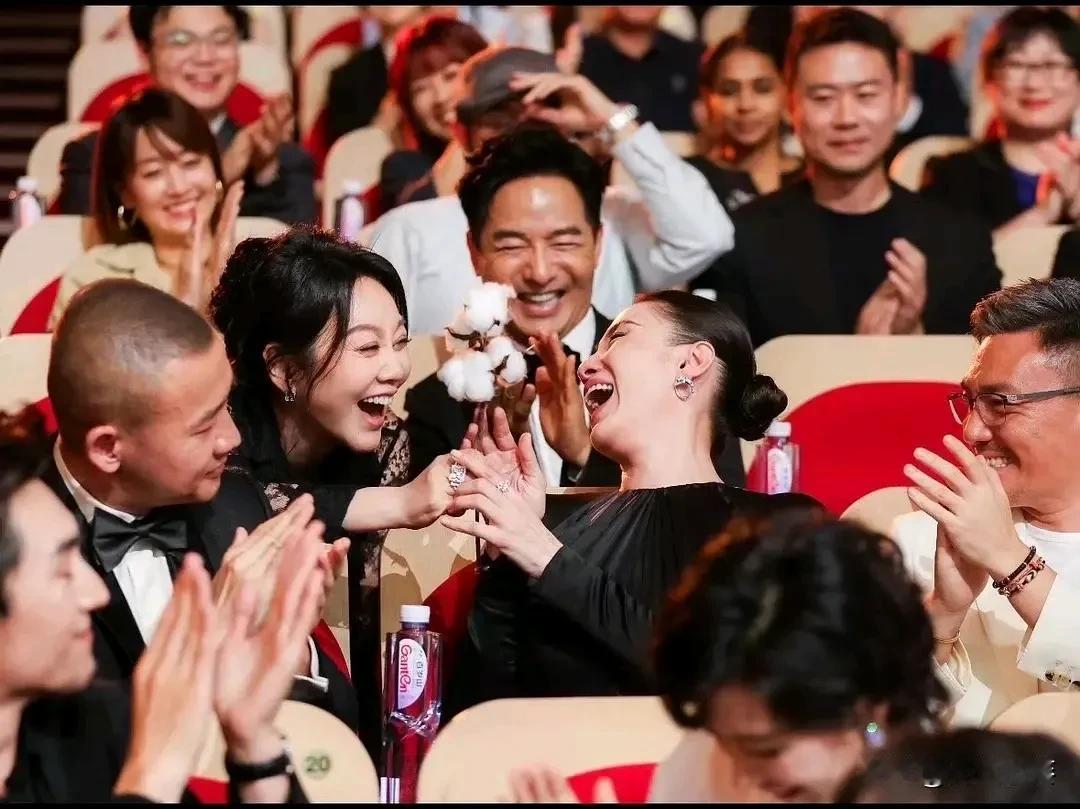 闫妮是真的很为宋佳开心吧，这个是真实反应，突然想起某年闫妮在金鹰观众席的鼓掌表情