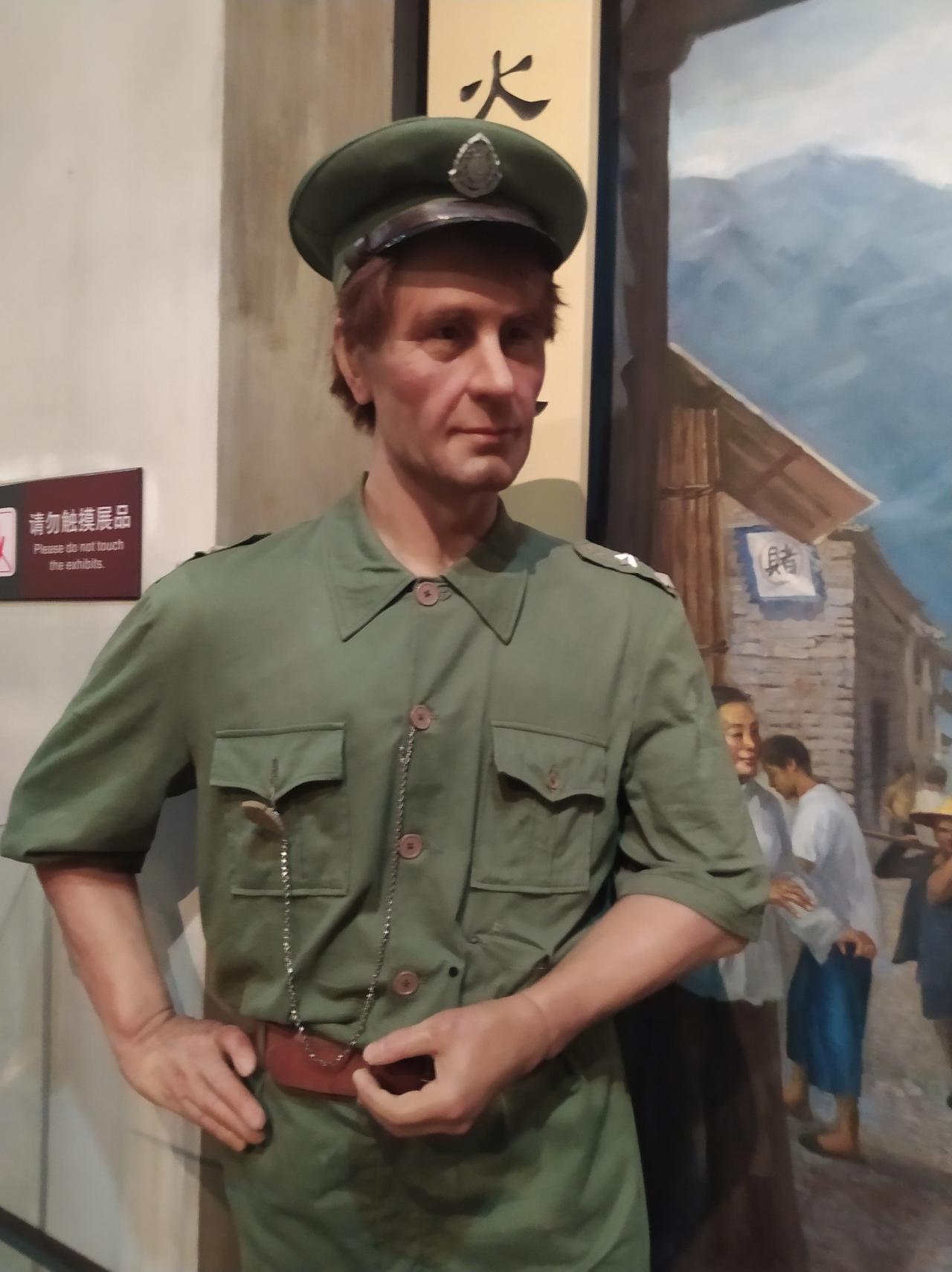 这两个士兵都是双眼皮大眼睛，只是英国士兵的鼻梁比中国士兵更笔挺。