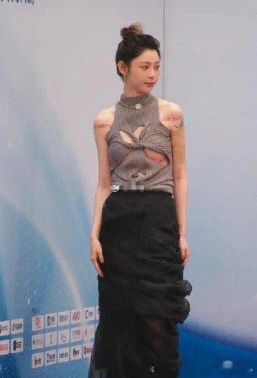 这是痞幼最大胆的衣服设计了吧。 