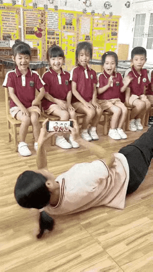 论老师的“职业修养”有多强？📸 姿势满分，用心满分！👧👦 看孩子们专注的小