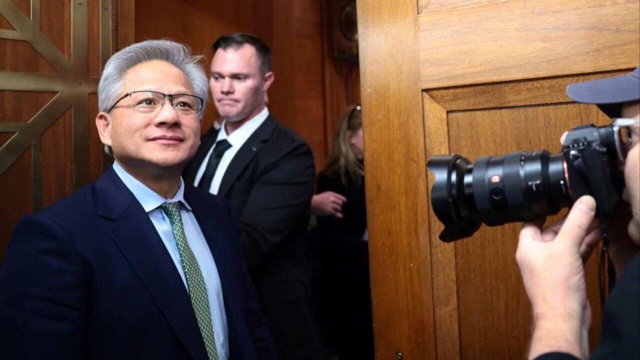 美国多名参议员周四提出一项跨党派法案，拟在未来30个月内限制英伟达向中国出口高端