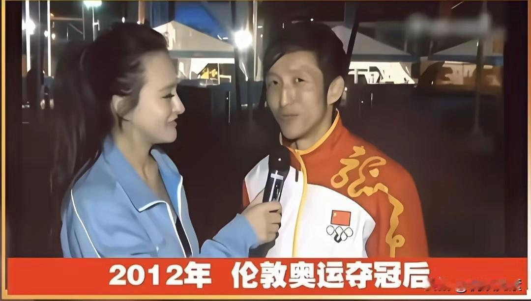 那时候的邹市明拳王还很青涩，也很阳光。他刚刚获得奥运拳击冠军。

当时邹拳王精神
