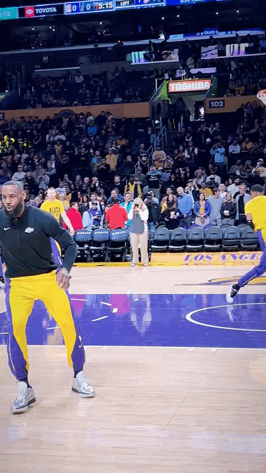 詹姆斯这个拉杆上篮绝了
如果你觉得这只是一个简单的拉杆上篮
那你就时不仔细观察
