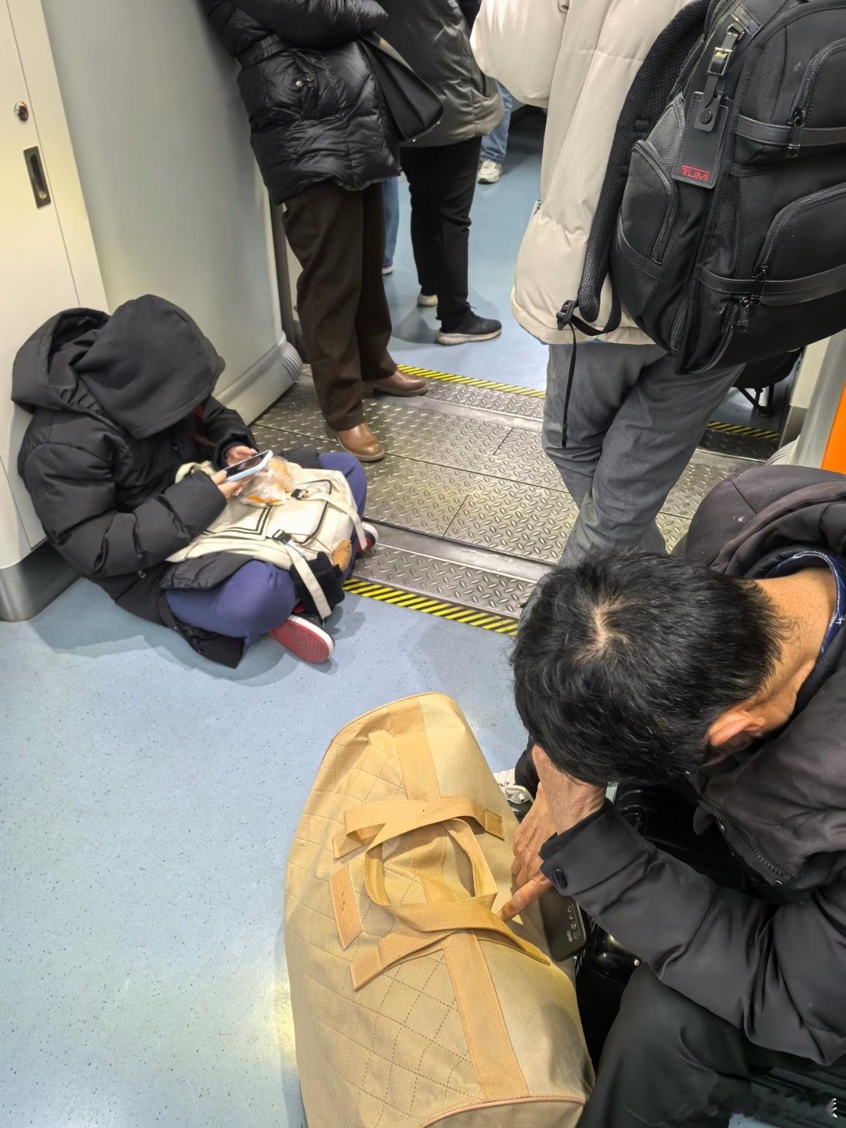 地铁上这个扶手是给谁扶的，其实我一直在想为什么地铁上不允许人蹲着，之前好几次看到