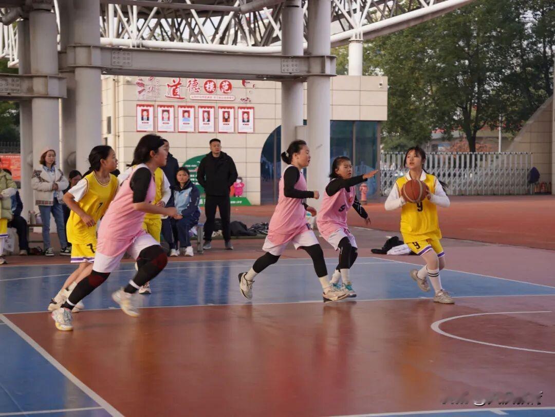 11月25日至26日，西乡县“体彩杯”青少年篮球联赛圆满结束。本届比赛共有33所