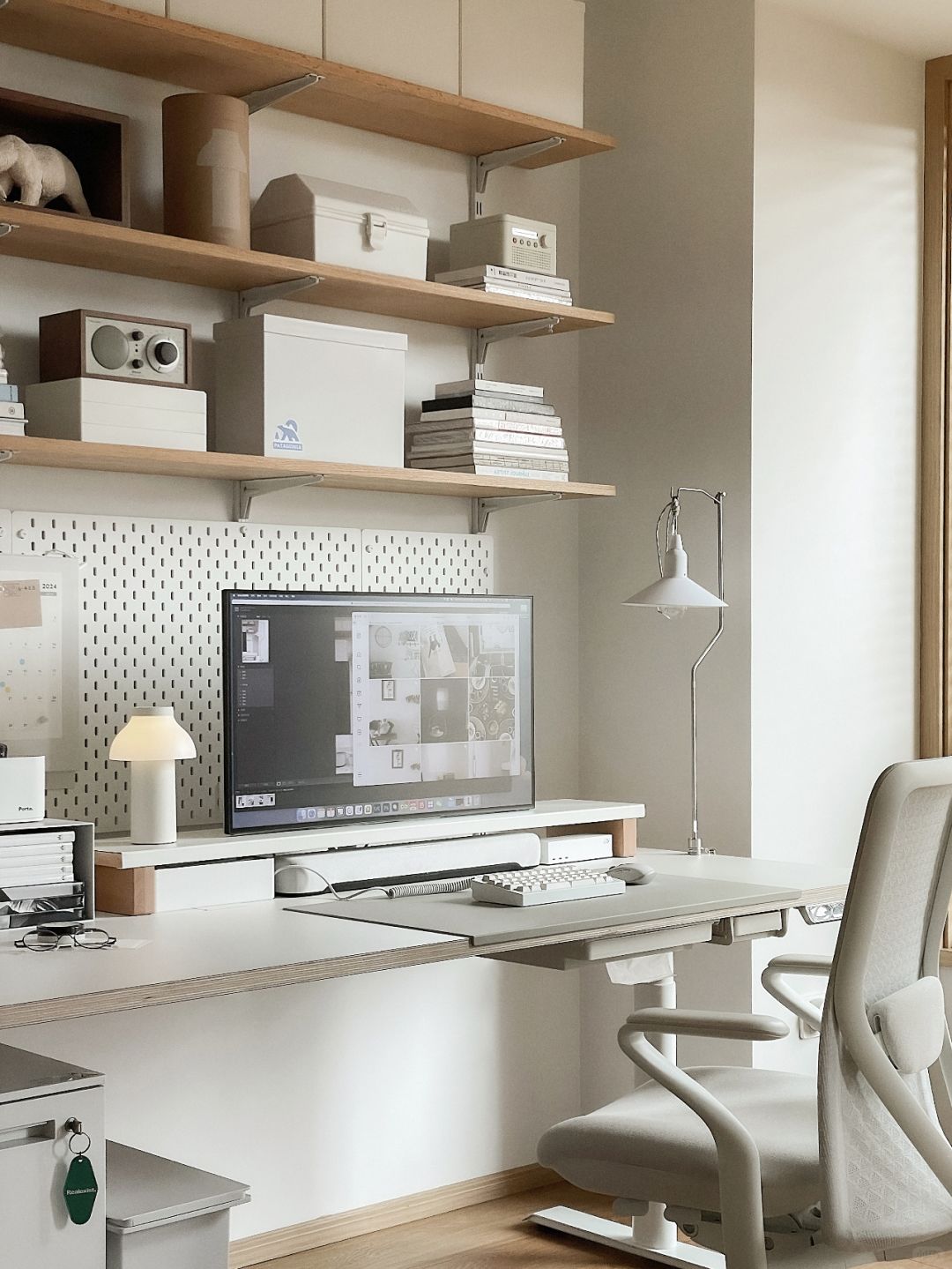 还是听劝了~给书桌上洞洞板！