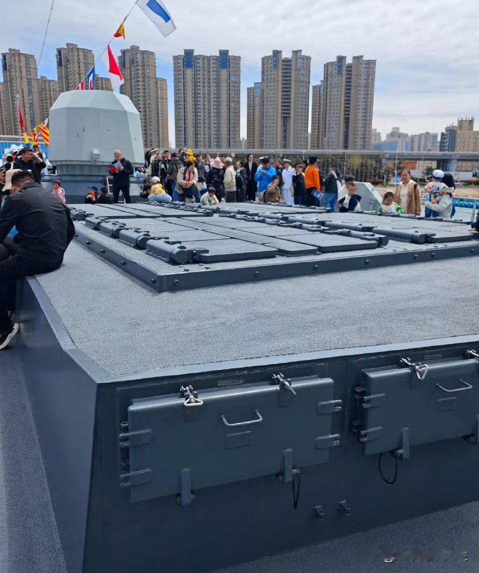 这次海军开放日，咱们054A的垂发单元后部竟然是上翘的，后方两侧各有一组两个锁着