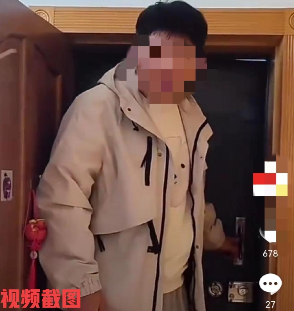 在妈妈眼里的壮汉儿子身高快两米了。

可是在妈妈的嘴里还是对儿子喊出了小宝宝的称