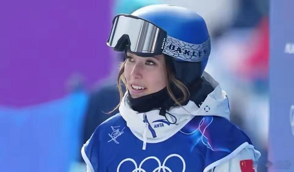 大年初四，谷爱凌对相关批评作出回应。她表示：“我很受宠若惊，谢谢你，万斯！你人真