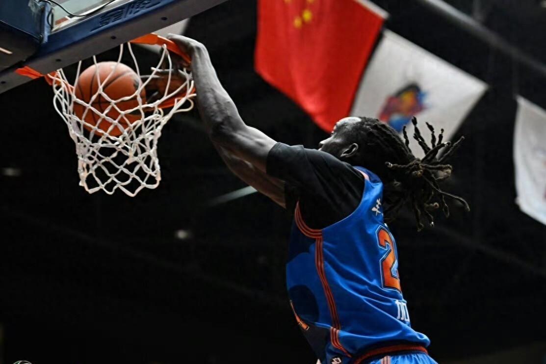 闹大了！CBA冠军队曝欠薪外援罢赛，21场全负，球迷：恢复升降级
 
四川男篮的