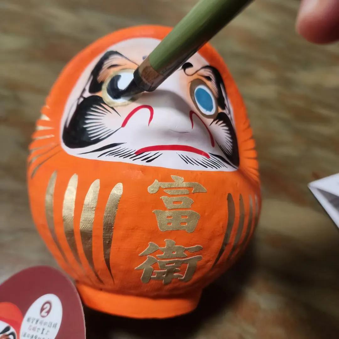 这是日本的“高崎达摩”不倒翁，非物质文化遗产，象征着不屈不挠的精神。
（文化滋养