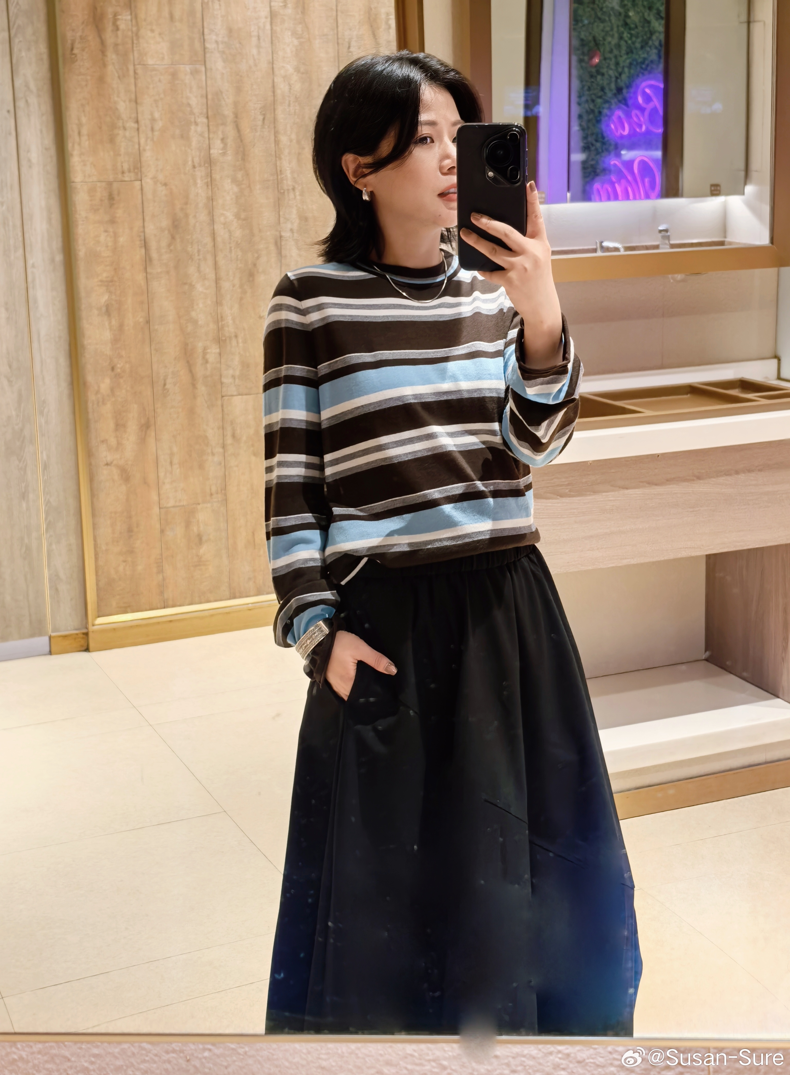 Copy的蓝咖条纹衫配黑色半裙[手指比心] ​​​