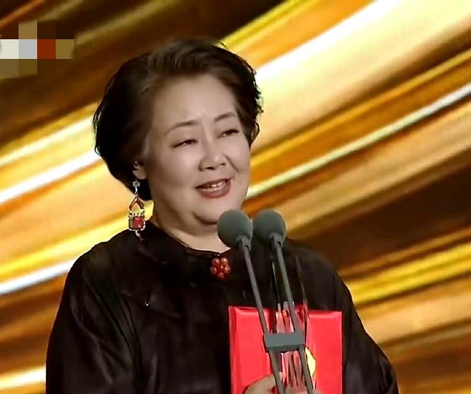 击败了自带顶级流量的杨幂和刘诗诗，老戏骨拿下百花奖最佳女配，台下究竟发生了什么，