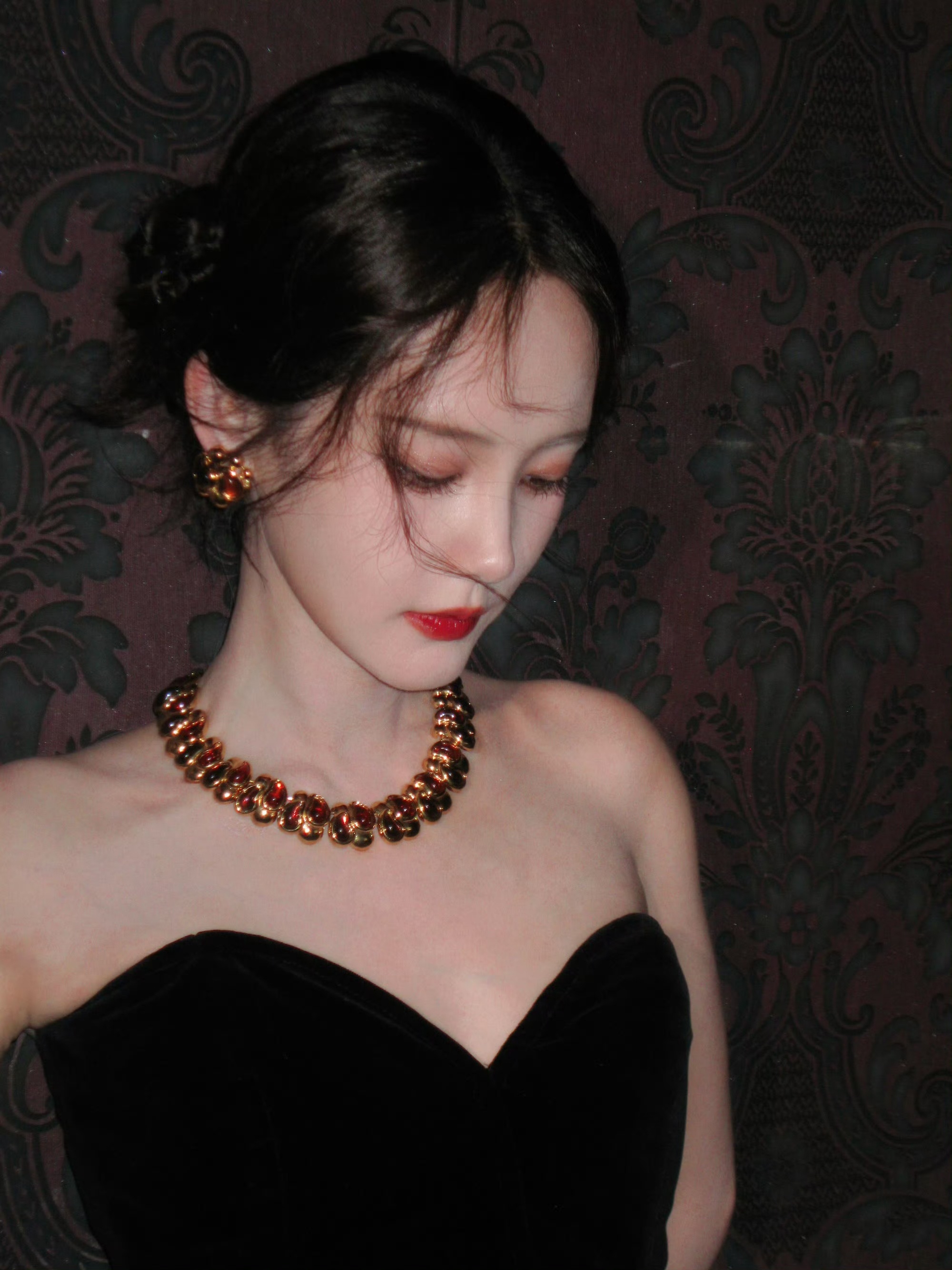 【李一桐】从画里走出来的美人李一桐穿了40年前的古董礼服 ​​​