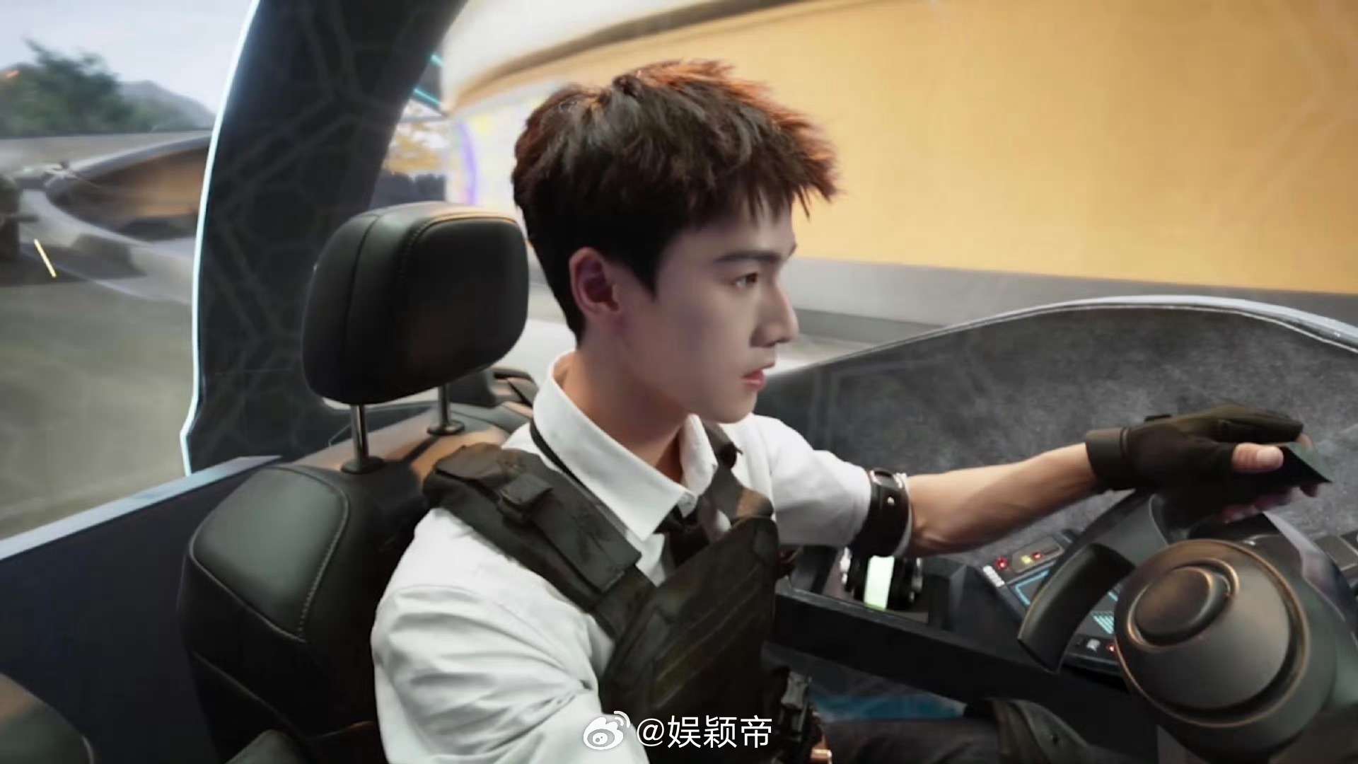 李昀锐喊开炮把自己逗笑李昀锐创乐园舰长look一身舰 长装的李昀锐眼神坚定有光，