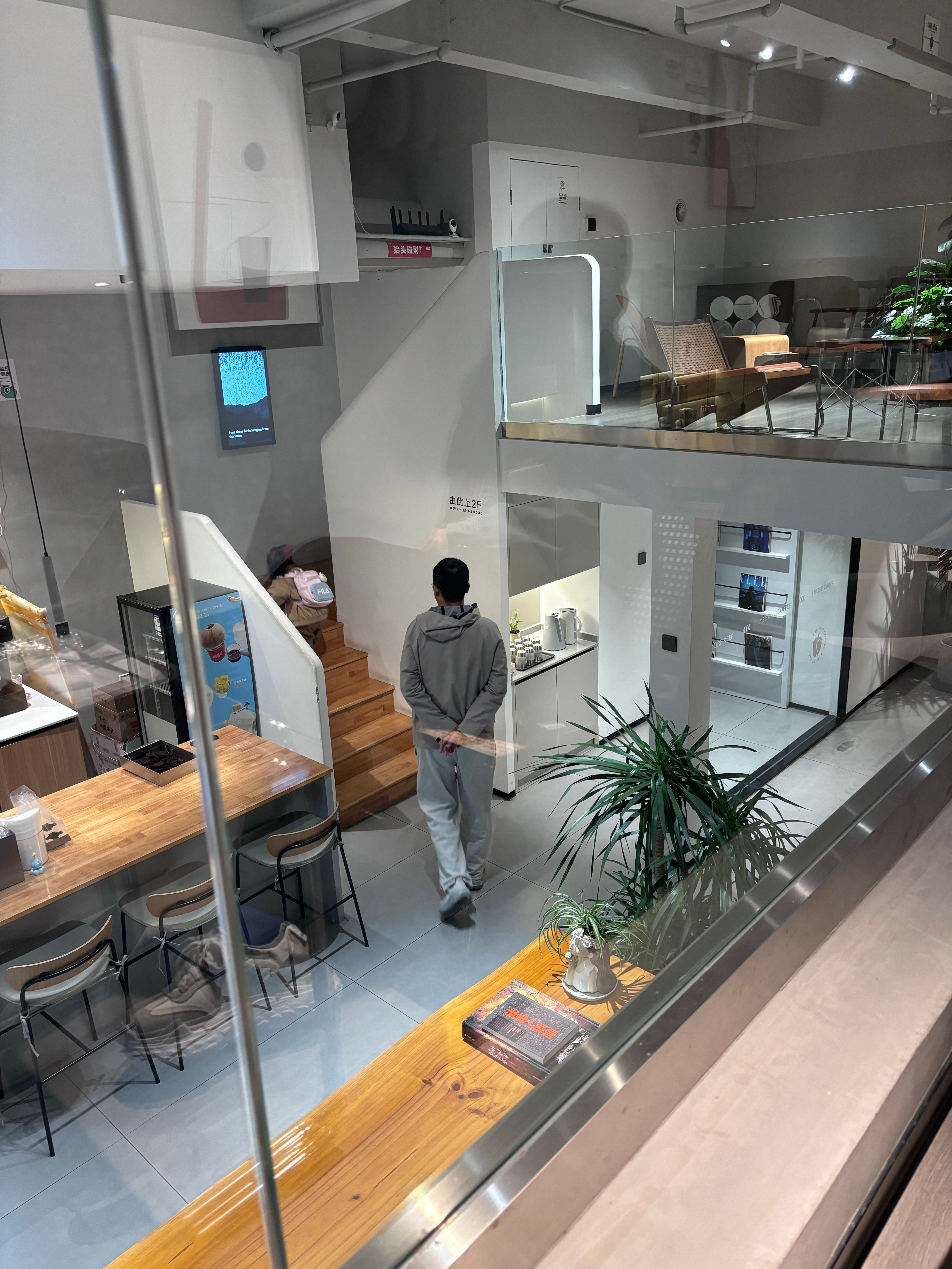 今晚和同事相约游泳结果……游泳馆闭馆！于是旁边的咖啡店拍照走起来拍着拍着害羞的小
