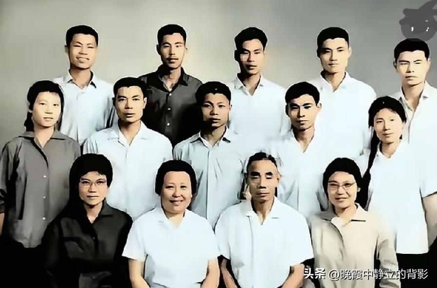 开国中将吴信泉养育12名子女，被周总理戏称航空母舰，俞惠如为何能被称作英雄母亲？