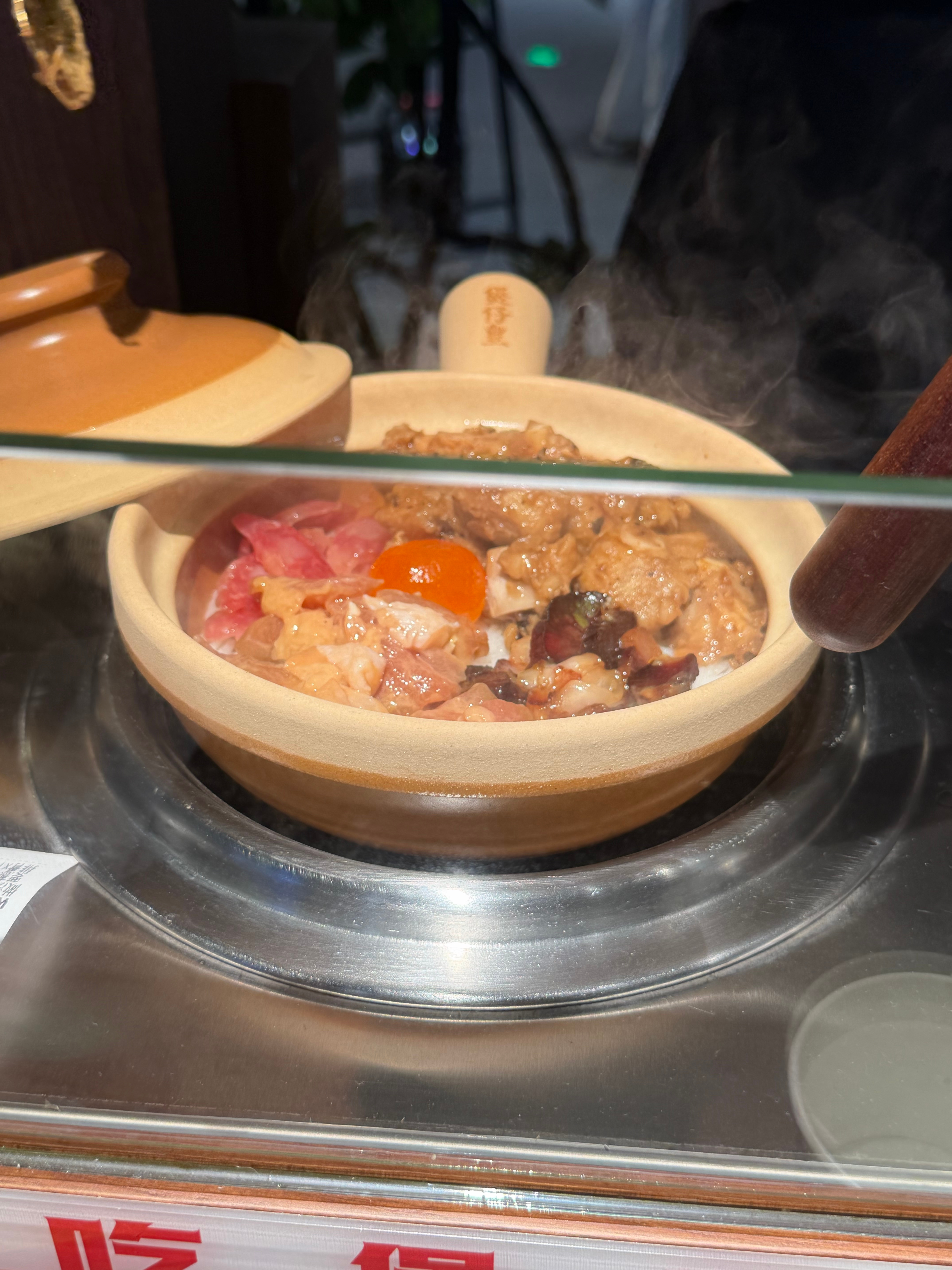 在广东做出如此难吃的煲仔饭，滚吧，肉一股生粉滑溜溜的无肉感，难吃难吃 