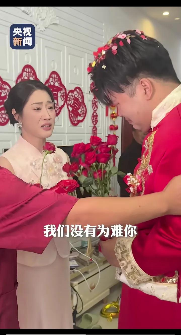 连云港一男子接亲“一路生花”
新娘母亲说的话惹哭新郎
可是评论区里也是一片祝福和