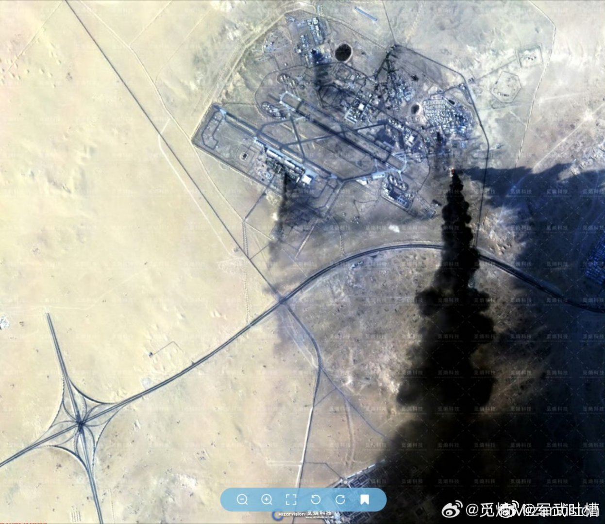 从太空看，美国在科威特的阿里·萨利姆空军基地空军基地被炸得挺惨的，有多处落弹区，
