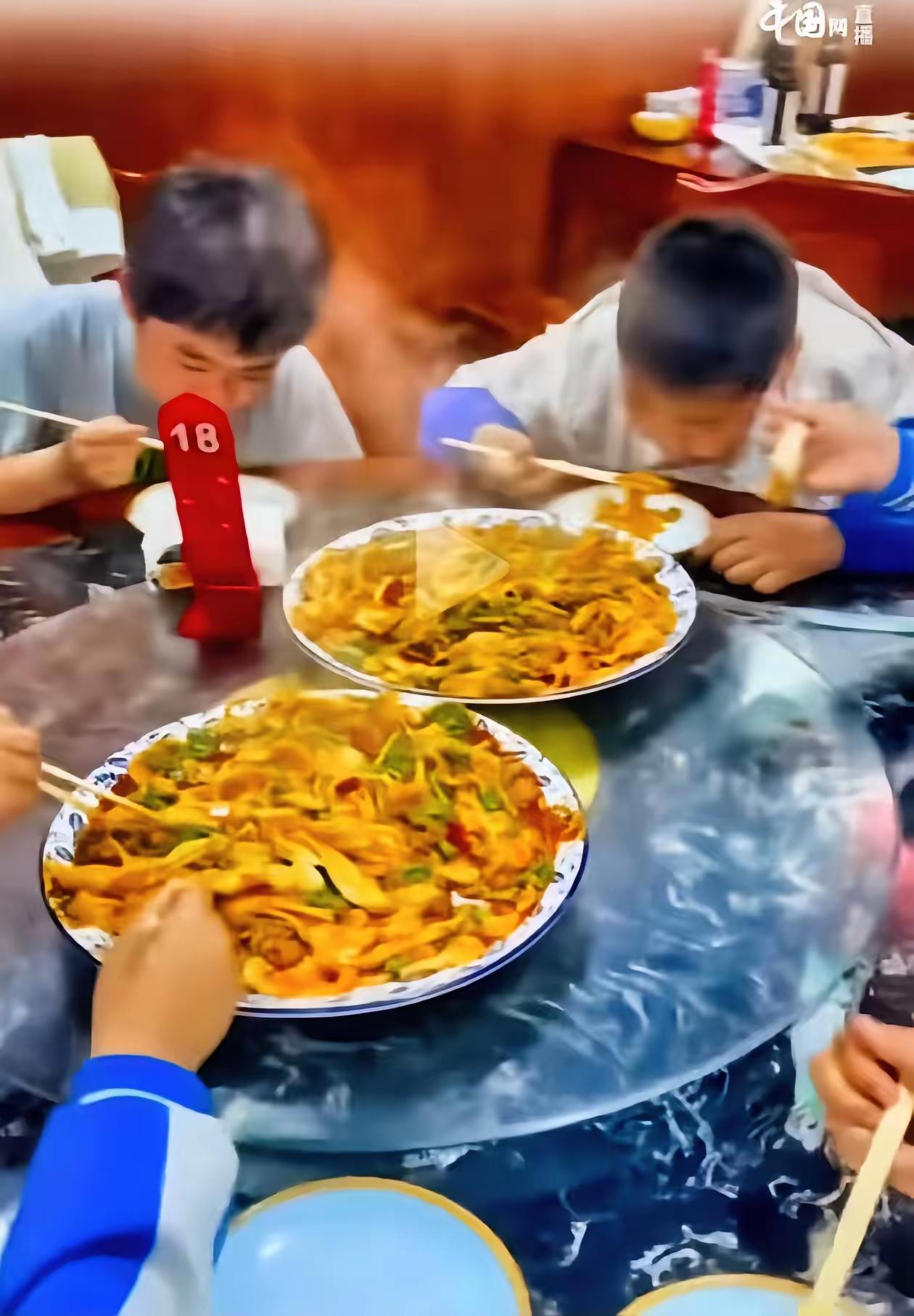 活该老板发财！西安这家面馆的善意，真的暖到骨子里
 
西安这位95后面馆老板，格