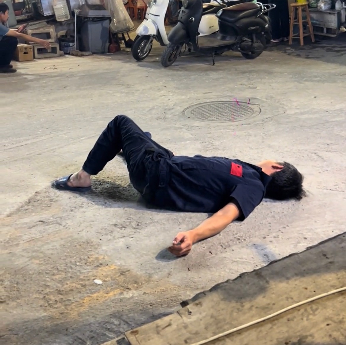 南宁男子疑喝醉酒走路摇晃摔倒爬起走回去还喝吗？ 