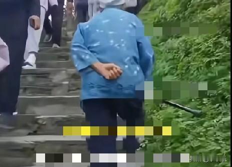 10月10日，贵州铜仁一女子称趁国庆假期带83岁的奶奶去爬梵净山，最后爬到了老金
