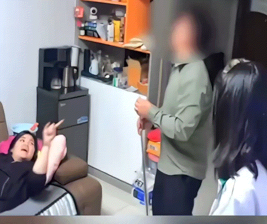 太突然了。广西，一家人正在家里开心的聊天说事，不料下一秒，丈夫却突然感觉身体不适