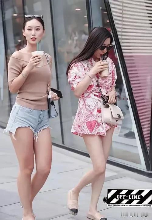 如果男人这样穿就是流氓，
而女人这样的穿着就是时髦！