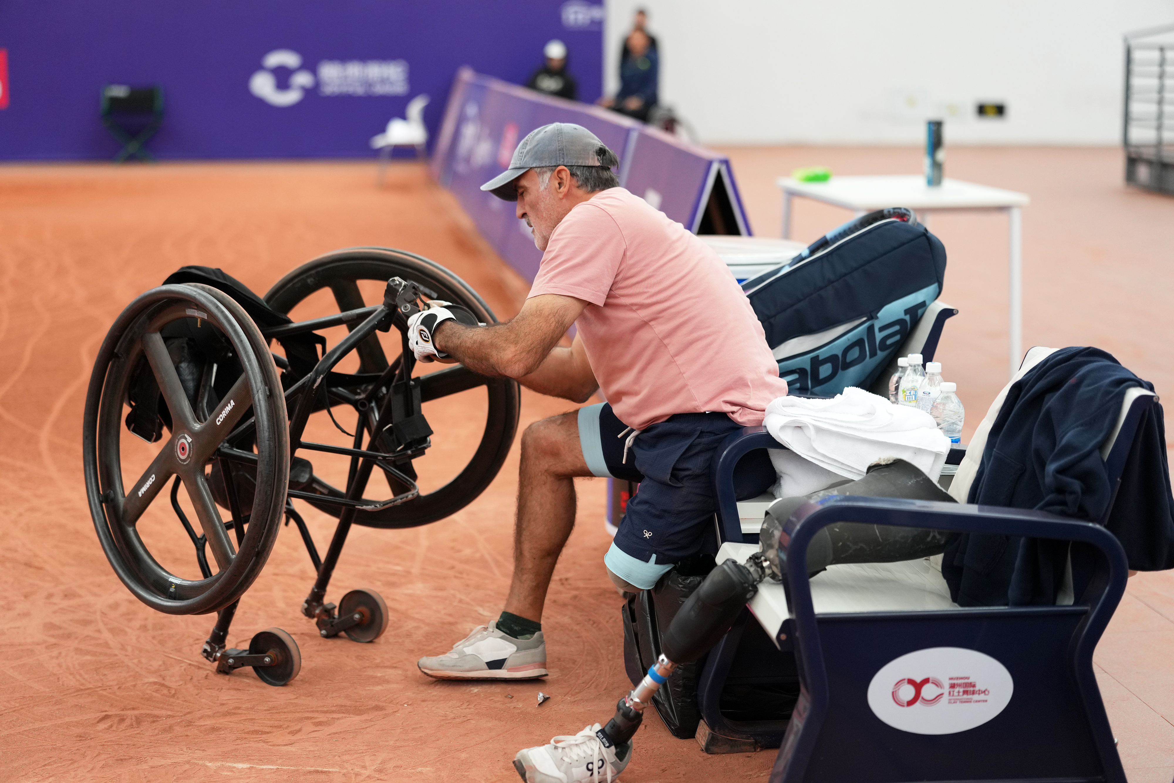 这位比赛中调整轮椅的大哥，是55岁呢法国球员斯蒂芬，本次比赛年纪最大的球员。最重