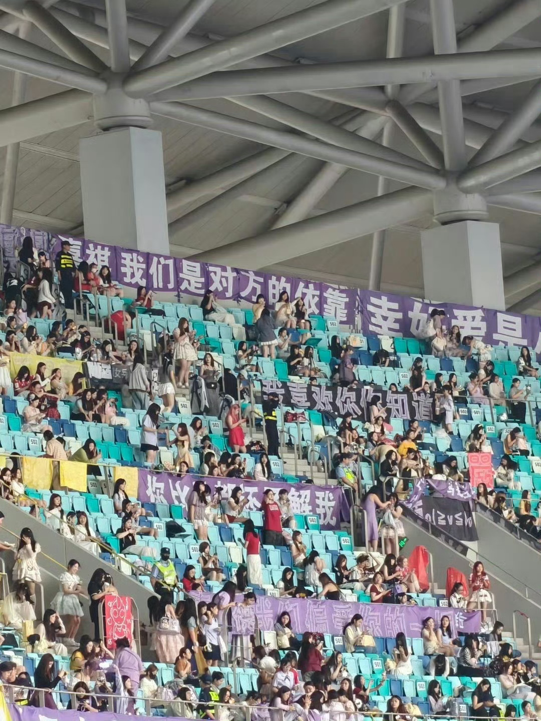 马嘉祺最长的灯牌跨了四个区他们是怎么把这么长的栏杆占住的啊？别家没人抢吗 
