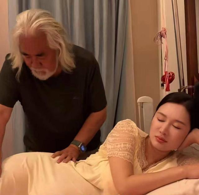 张纪中给小娇妻杜星霖按摩腰部时的一幕。