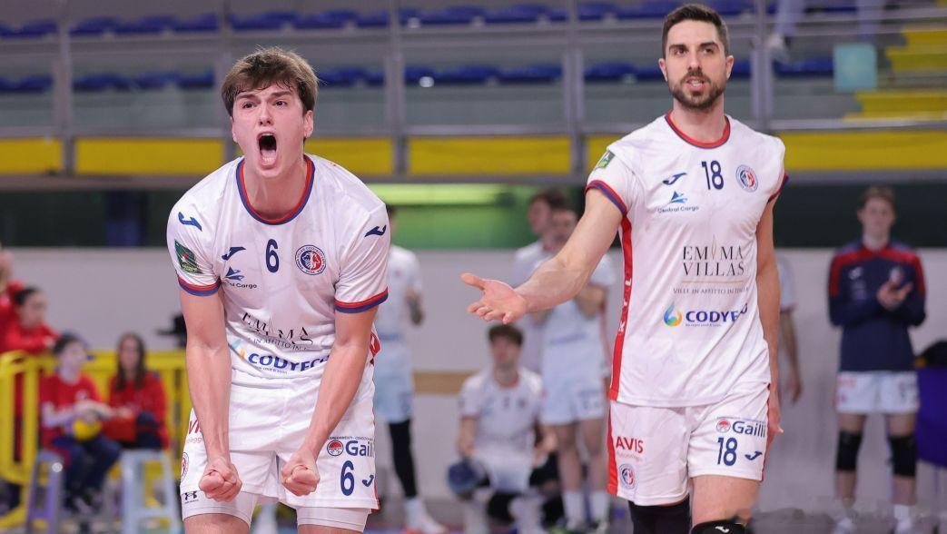 🏐 波罗三兄弟之西蒙·波罗追随哥哥们的脚步，也接近超级联赛年轻的组织核心球员往