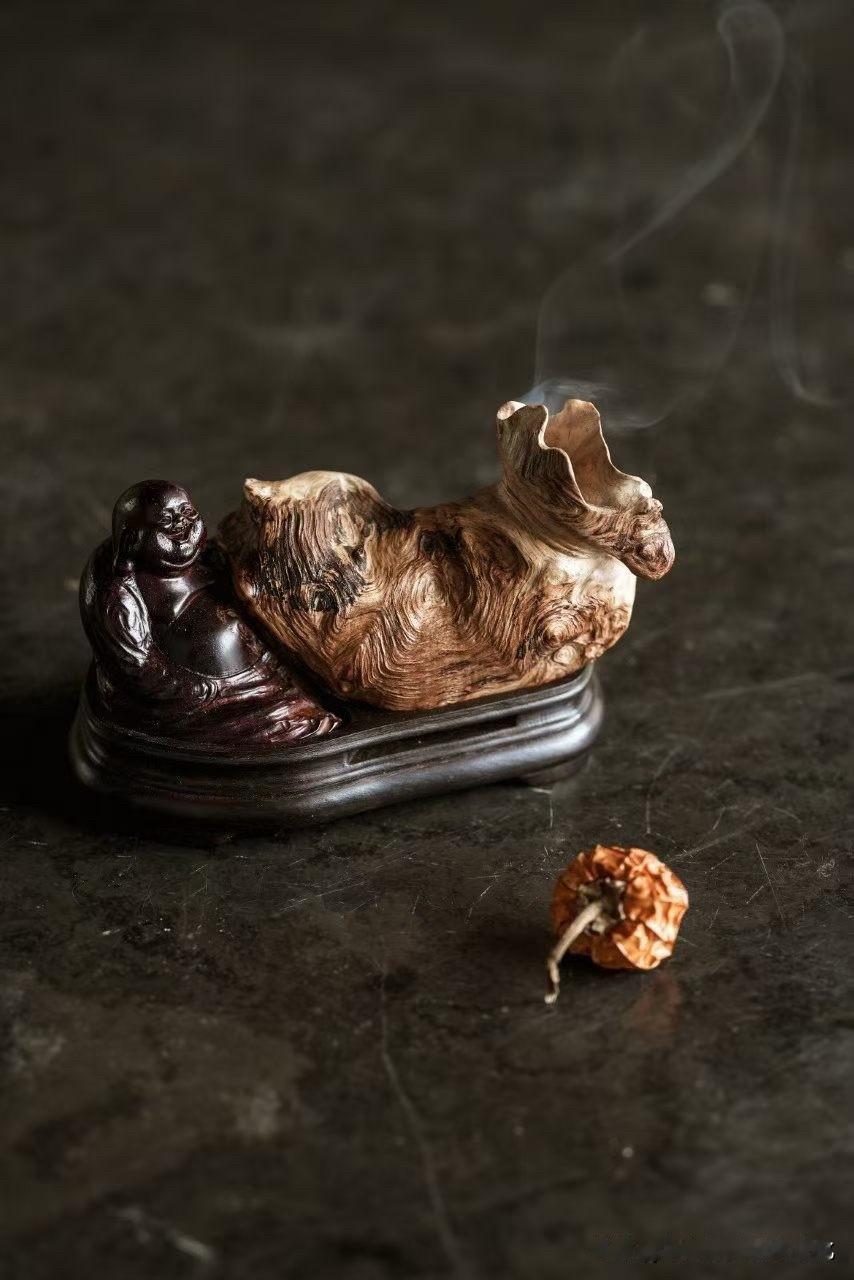 一袋烟云，能装下多少心事？

小叶紫檀沉静作底，木色深而不闷，油性内敛。随形留白