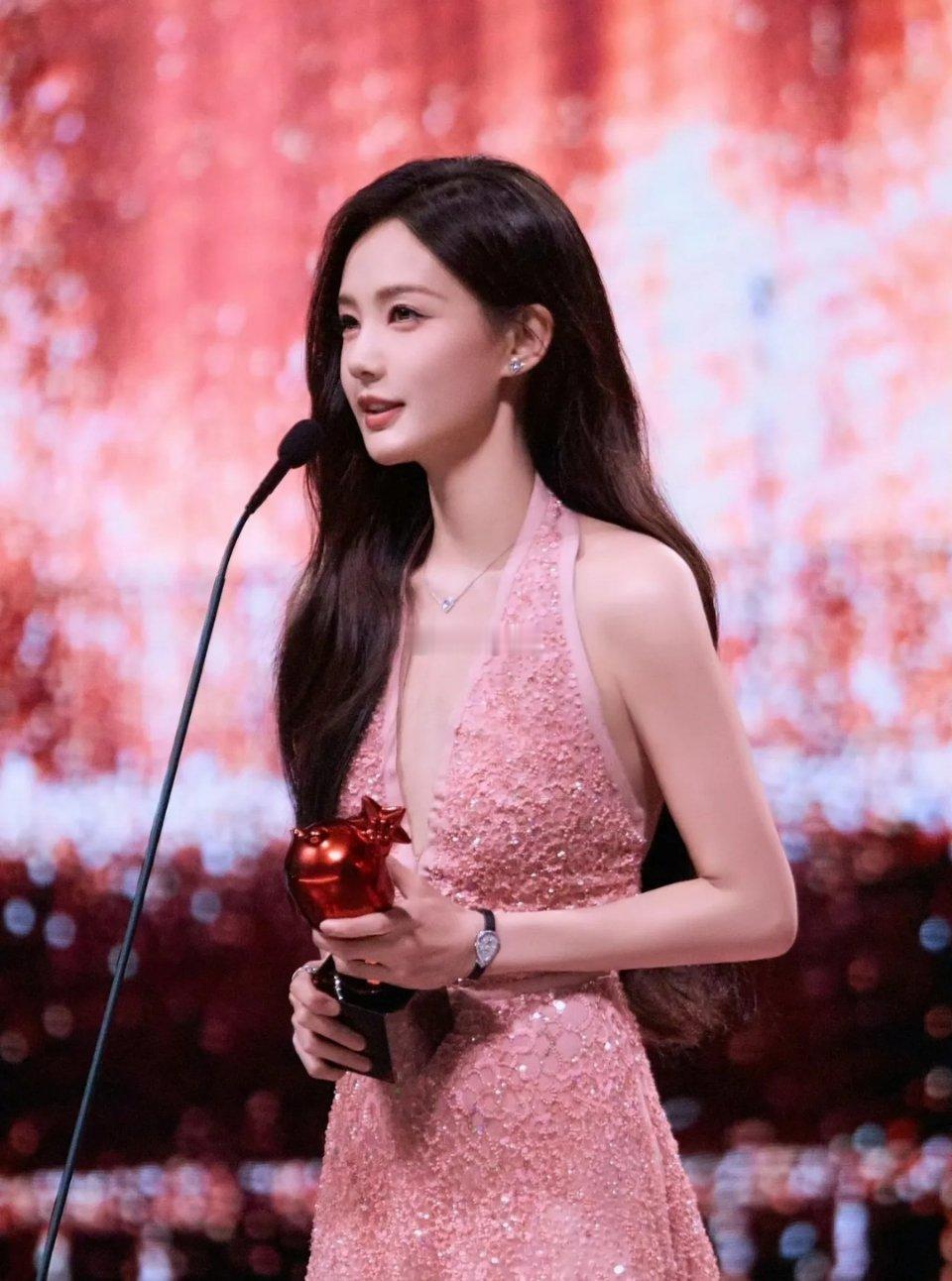 李一桐现在心里估计悔得肠子都青了吧！之前《九重紫》可是定了她演女主的，谁能想到这