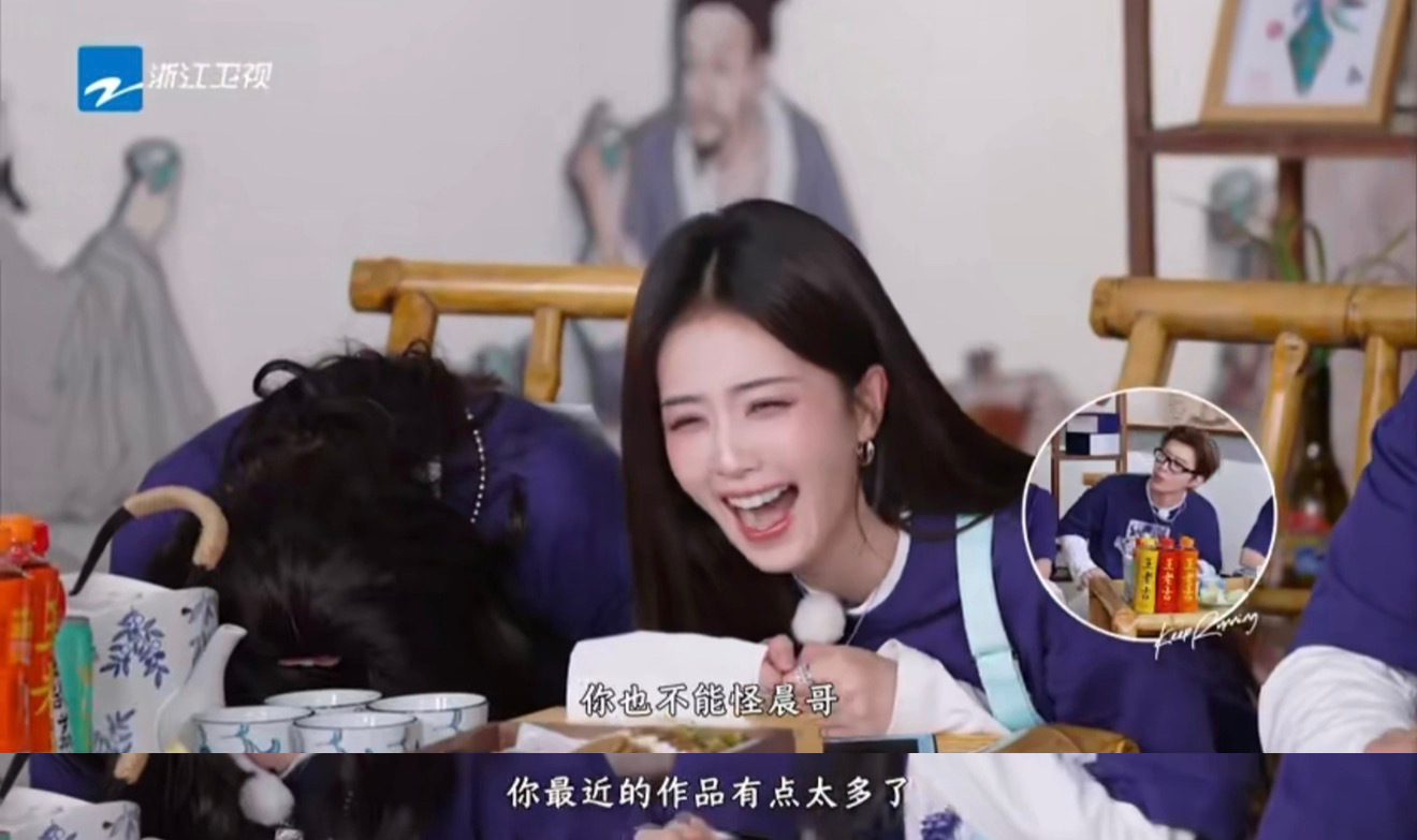 范丞丞帮李晨解围李晨想要帮忙宣传《百花杀》却不小心口误，引得众人发笑。范丞丞临场