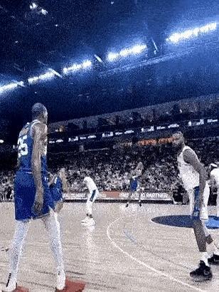 詹姆斯防杜兰特，眼看对手要上来挡拆，他非但不去挤，反而直接后退一步，拱手相让。