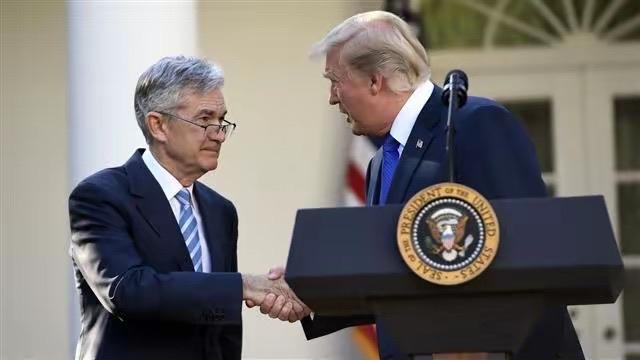 4月17日，美媒报道称，特朗普向美联储施压，要求其降息。他在社交媒体上评价鲍威尔