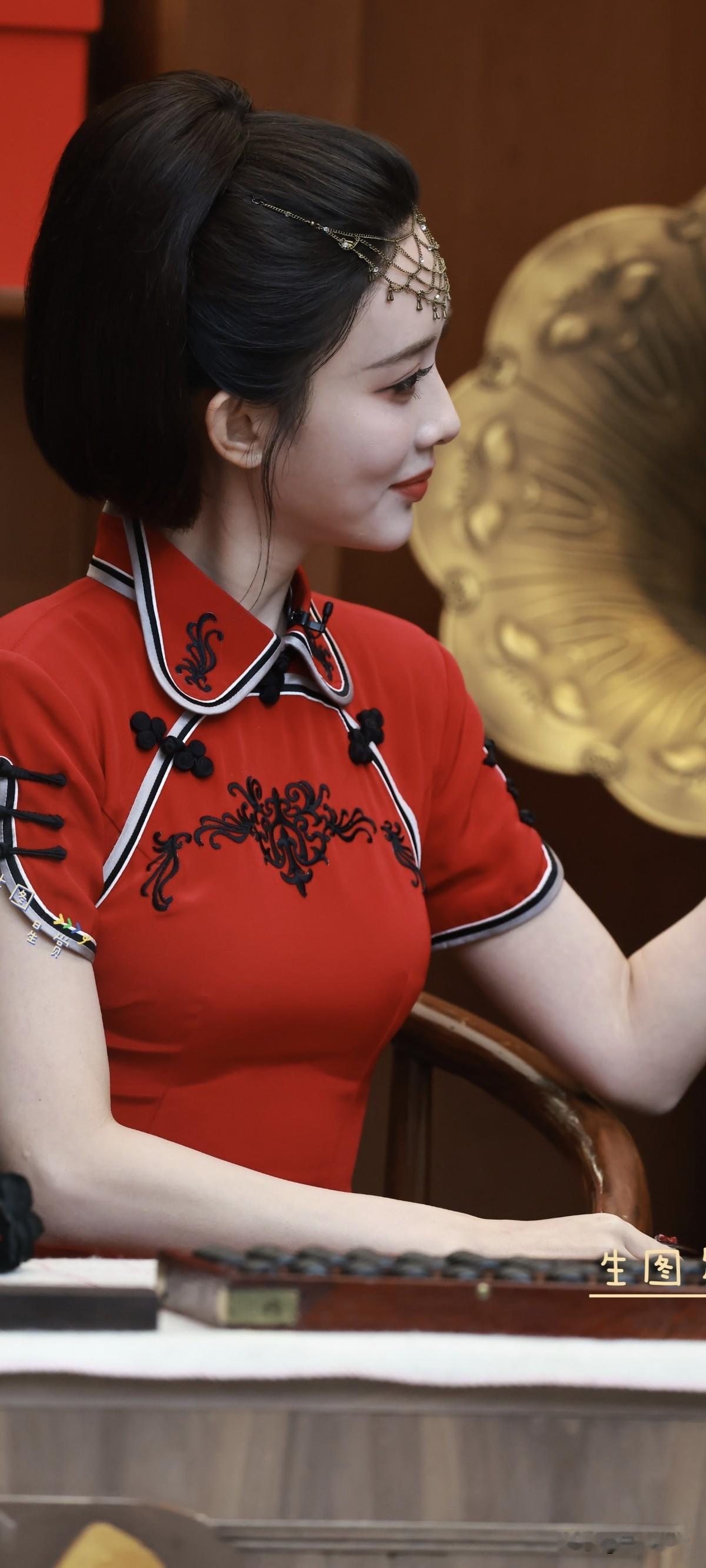 孟子义好六夜红毯&集市
旗袍“阿精”惊艳上线，旗袍造型，美得我词穷了