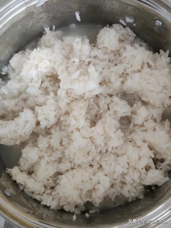 姐姐的小区有上千户人家，她做甜酒简直是万无一失，酒水多，味道甜，我就无论如何学不